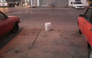 Aunque es ilegal, guardan lugares para estacionar Aunque es ilegal, guardan lugares para estacionar