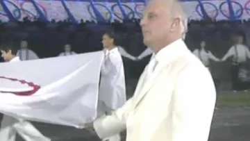 Daniel Barenboim, el argentino que llevó la bandera olímpica Daniel Barenboim, el argentino que llevó la bandera olímpica
