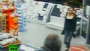 En Australia, una voluptuosa mujer robó mientras sonreía En Australia, una voluptuosa mujer robó mientras sonreía