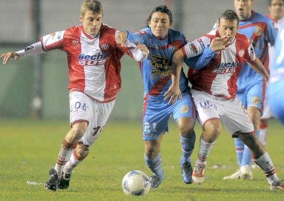 El Arsenal campeón empezó con triunfo El Arsenal campeón empezó con triunfo