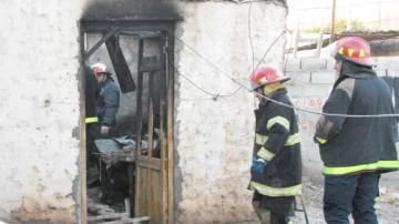 Por irse de fiesta, sus dos hijos mueren asfixiados y quemados Por irse de fiesta, sus dos hijos mueren asfixiados y quemados