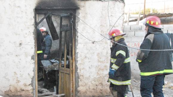 Por irse de fiesta, sus dos hijos mueren asfixiados y quemados Por irse de fiesta, sus dos hijos mueren asfixiados y quemados