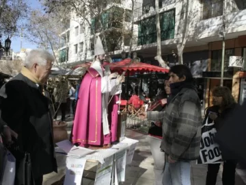 Un Santo que sale a buscar turistas Un Santo que sale a buscar turistas