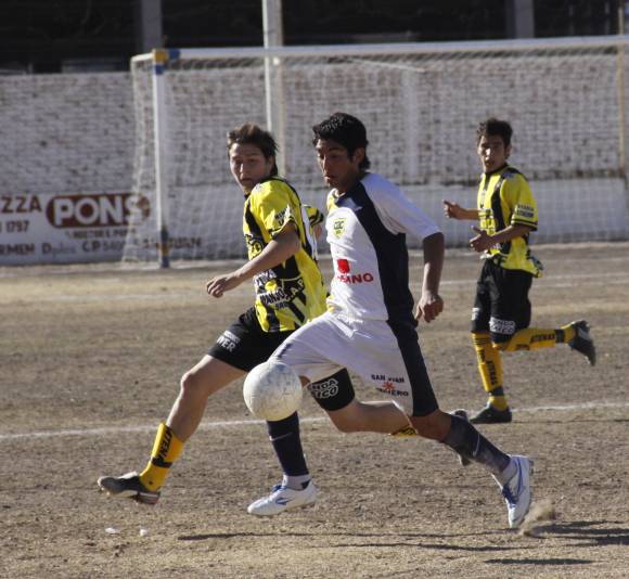 Colón golpeó de entrada y festejó Colón golpeó de entrada y festejó