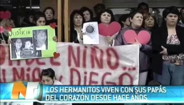 Clamor para que vuelvan con los papás adoptivos Clamor para que vuelvan con los papás adoptivos