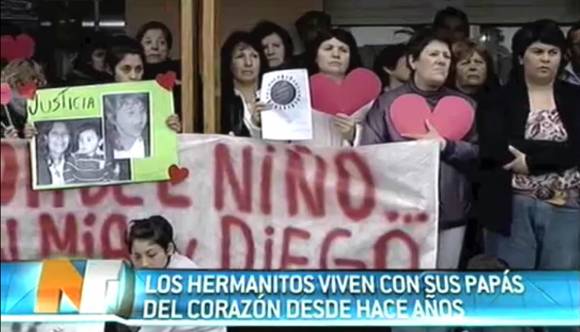 Clamor para que vuelvan con los papás adoptivos Clamor para que vuelvan con los papás adoptivos