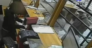 Una clienta aprovechó un violento robo y se llevó un fajo de billetes Una clienta aprovechó un violento robo y se llevó un fajo de billetes