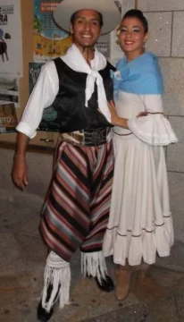 Folcloreando muy lejos de casa Folcloreando muy lejos de casa