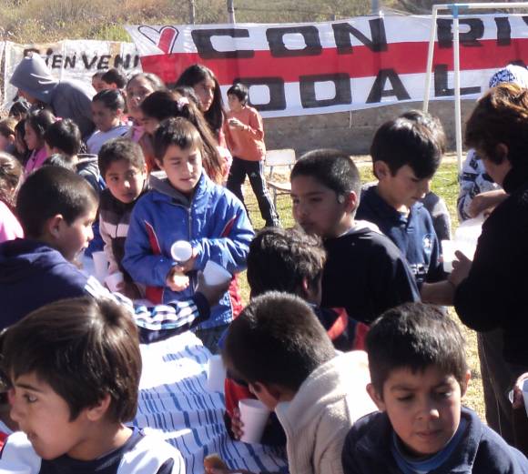 El rojo y blanco le dio color a la solidaridad El rojo y blanco le dio color a la solidaridad