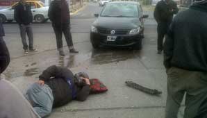 Motociclista chocó contra un auto y se salvó por llevar casco Motociclista chocó contra un auto y se salvó por llevar casco