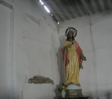 Una capilla de madera y chapa, por derrumbarse Una capilla de madera y chapa, por derrumbarse