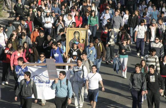Los jóvenes que vivieron una caminata con postas Los jóvenes que vivieron una caminata con postas