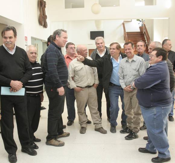 Regantes visitaron a diputados Regantes visitaron a diputados