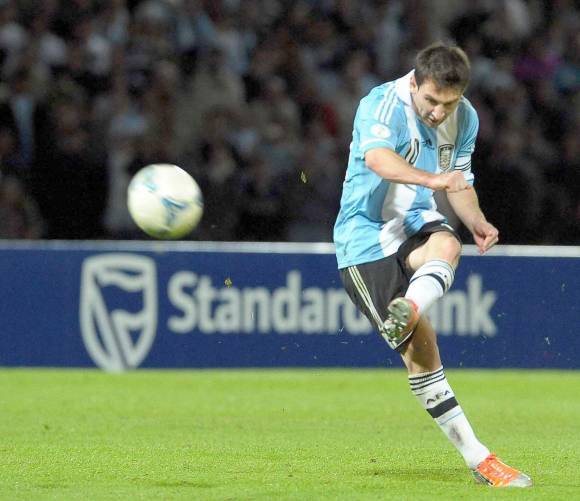 Un tiro libre para agrandar la devoción por el ídolo Un tiro libre para agrandar la devoción por el ídolo