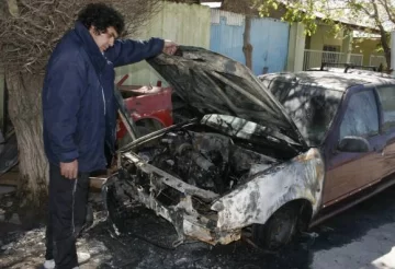Quemaron un auto y huyeron a tiros Quemaron un auto y huyeron a tiros