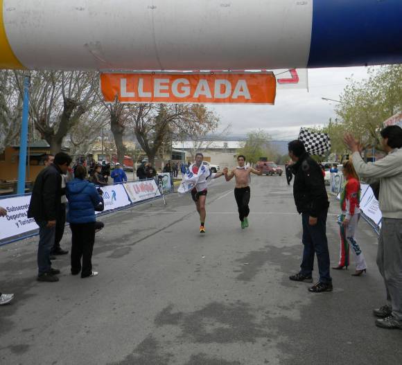 Díaz dominó bajo la lluvia Díaz dominó bajo la lluvia