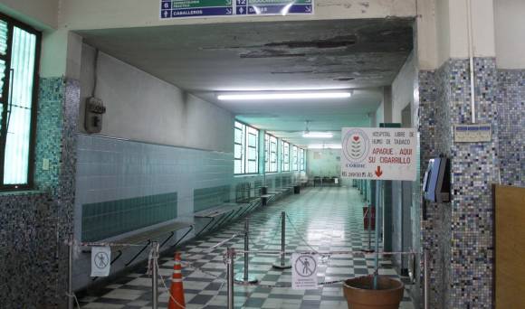 En el Rawson: incómodos tras la rotura de un techo En el Rawson: incómodos tras la rotura de un techo