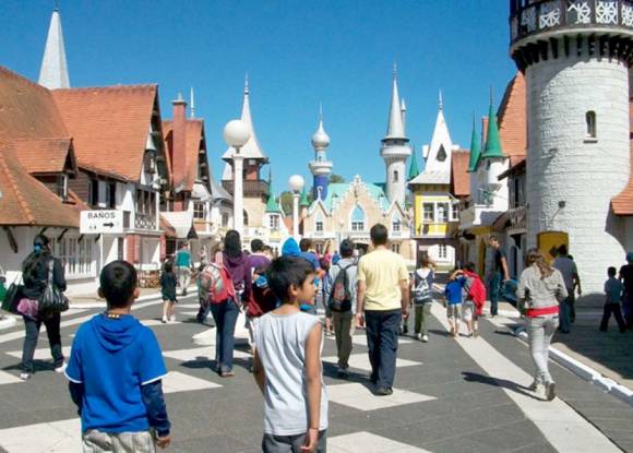Aburrido, atacó con balas a un tren infantil Aburrido, atacó con balas a un tren infantil