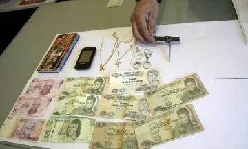 Con joyas y plata extranjera Con joyas y plata extranjera