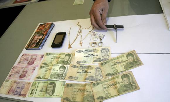 Con joyas y plata extranjera Con joyas y plata extranjera