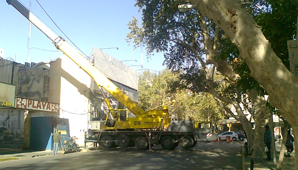 Caos vehicular en pleno centro por culpa de una grúa Caos vehicular en pleno centro por culpa de una grúa