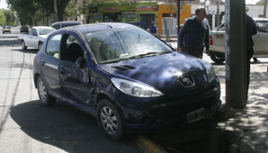 Un auto quedó en la vereda tras colisionar con una camioneta Un auto quedó en la vereda tras colisionar con una camioneta