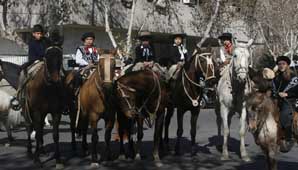 Con pilchas gauchas, los chicos engalanaron las calles céntricas Con pilchas gauchas, los chicos engalanaron las calles céntricas
