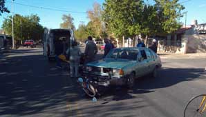 Dos motociclistas heridos tras ser embestidos por vehículos Dos motociclistas heridos tras ser embestidos por vehículos