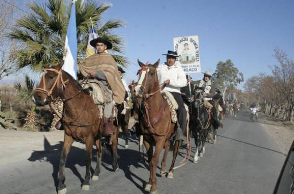 Para una ruta, unos 100 km de cabalgata Para una ruta, unos 100 km de cabalgata