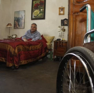 Casi un año en cama por no tener una silla especial Casi un año en cama por no tener una silla especial