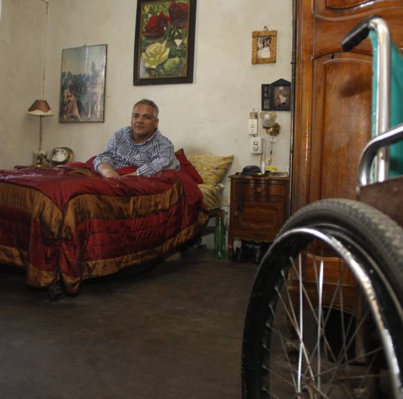 Casi un año en cama por no tener una silla especial Casi un año en cama por no tener una silla especial