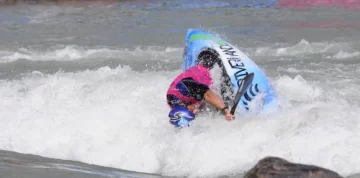 El kayak desembarcó con música y mucho público El kayak desembarcó con música y mucho público