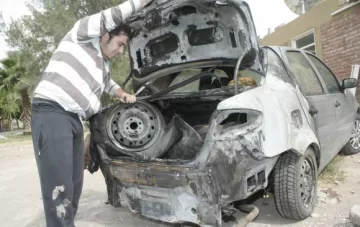 Le quemaron el auto ¿fue su vecina? Le quemaron el auto ¿fue su vecina?
