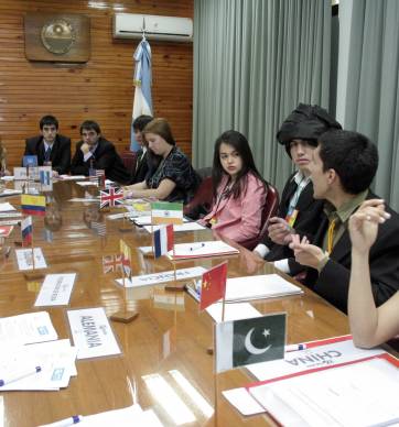 Un debate por la paz caliente y hasta con fuertes acusaciones Un debate por la paz caliente y hasta con fuertes acusaciones