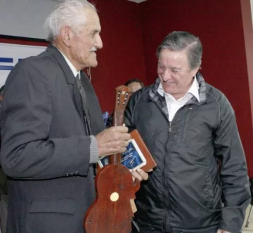 Dos guitarreros de pueblo Dos guitarreros de pueblo