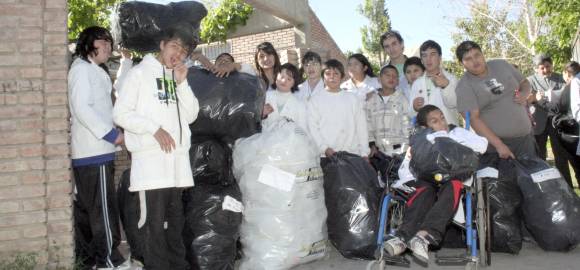 Juntaron 1.875 botellas para devolverles el favor Juntaron 1.875 botellas para devolverles el favor