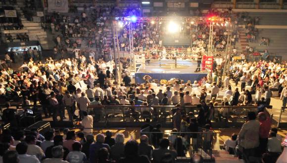 Un Cantoni que bailoteó al ritmo de los guantes Un Cantoni que bailoteó al ritmo de los guantes