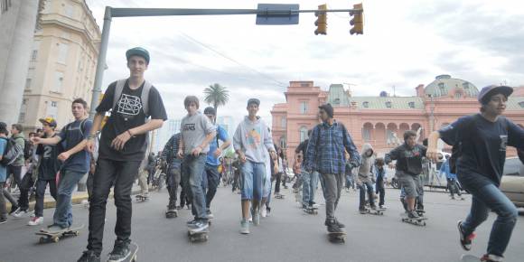 Multitudinario reclamo de los skaters Multitudinario reclamo de los skaters