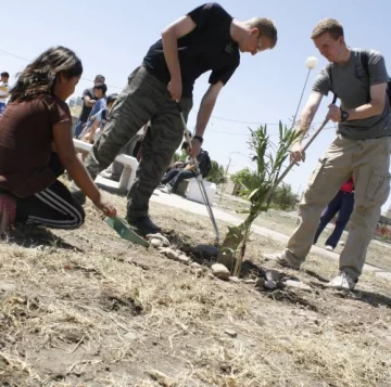 Salen a arreglar plazas con la ayuda de la gente Salen a arreglar plazas con la ayuda de la gente
