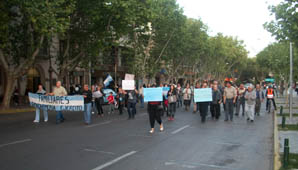 Familiares de gendarmes marcharon en el microcentro Familiares de gendarmes marcharon en el microcentro
