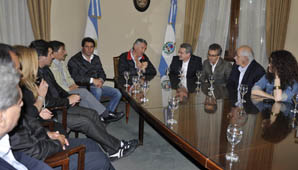 José Luis Gioja no asistió al acto en el club Del Bono José Luis Gioja no asistió al acto en el club Del Bono