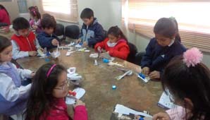 Enseñan a hacer juguetes con material reutilizable Enseñan a hacer juguetes con material reutilizable