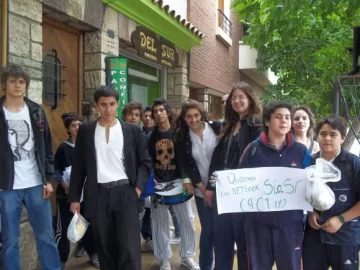 Con pocos chicos, la marcha de estudiantes se hizo sentir igual Con pocos chicos, la marcha de estudiantes se hizo sentir igual