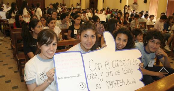 Batucada y cantos en una reunión de Acción Católica Batucada y cantos en una reunión de Acción Católica