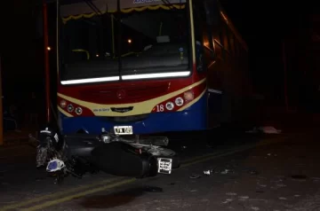 Se cayó de la moto por la lluvia y un micro la aplastó Se cayó de la moto por la lluvia y un micro la aplastó
