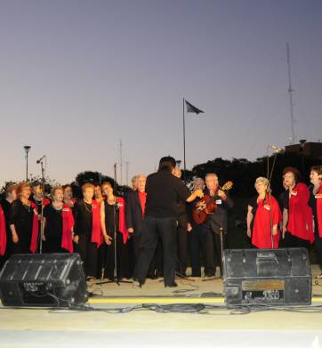 Con coros y bailes, la plaza Yrigoyen vivió la tradición Con coros y bailes, la plaza Yrigoyen vivió la tradición