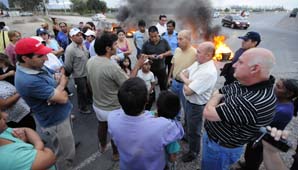 OSSE abasteció con agua a los vecinos y levantaron el corte OSSE abasteció con agua a los vecinos y levantaron el corte