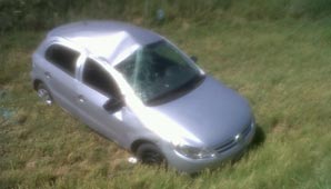 Quiso pasar un camión en una curva, volcó y salió ileso Quiso pasar un camión en una curva, volcó y salió ileso