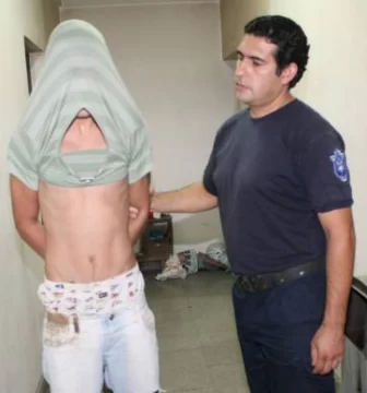 Ataques incendiarios en 4 autos: hay dos jóvenes implicados Ataques incendiarios en 4 autos: hay dos jóvenes implicados