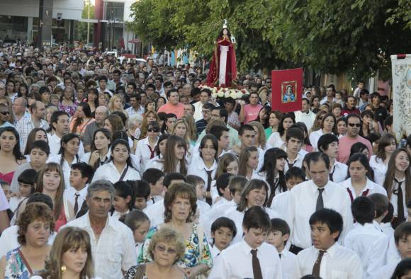 El calor puso a prueba la devoción por Santa Bárbara El calor puso a prueba la devoción por Santa Bárbara